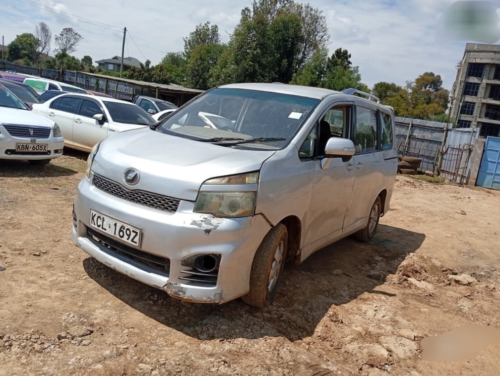 Toyota Voxy image 2